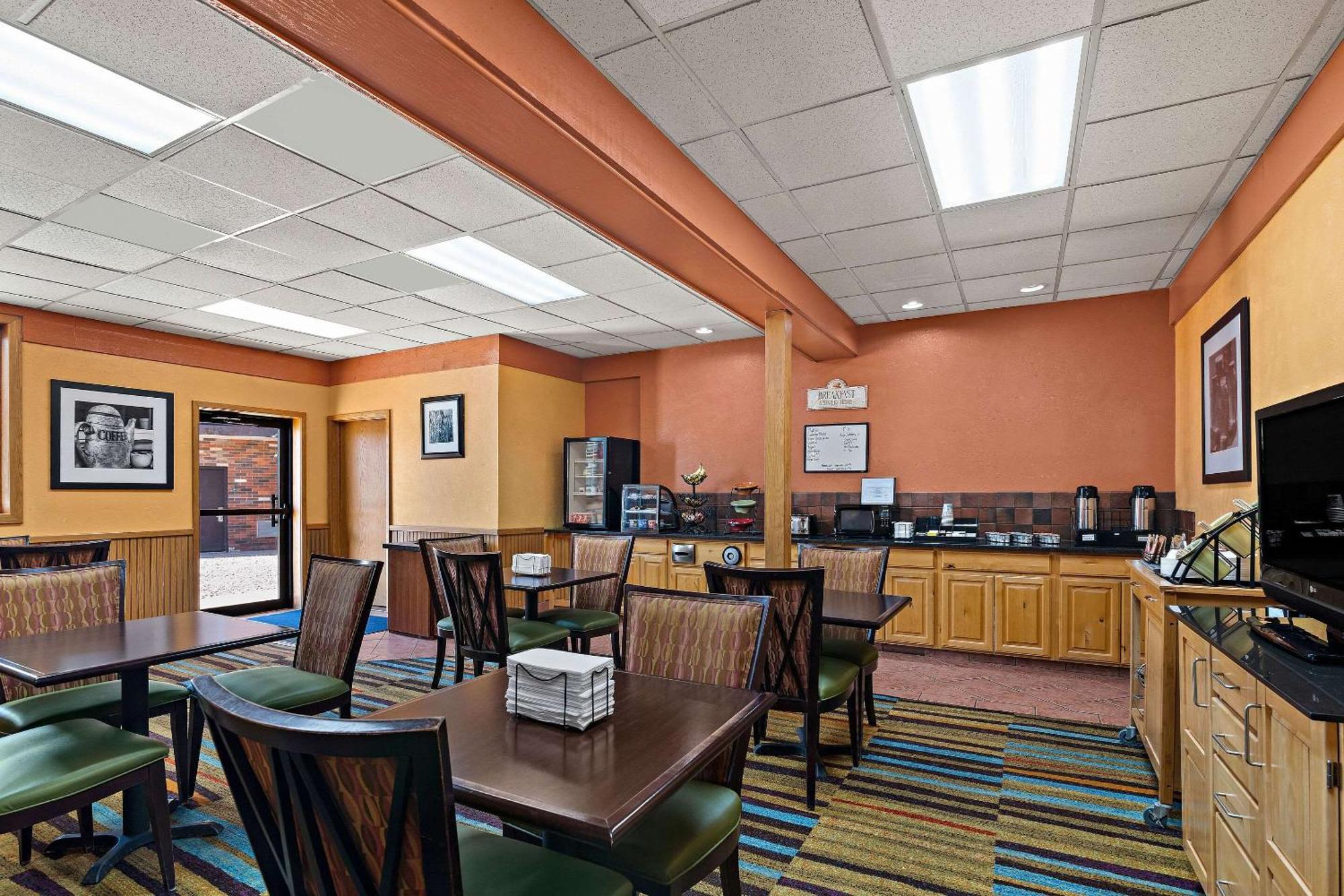 Rodeway Inn McPherson Exterior foto